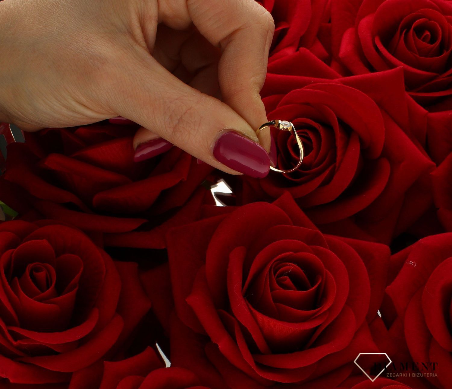 Złoty pierścionek 585 damski zaręczynowy wzór rozmiar 11 PI 2614  to złoty damski pierścionek wykonany z wysokiej próby złota 585. Idealna biała cyrkonia we wzorze zaręczynowym nadają pierścionkowi nowoczesnego wyglądu (4).jpg